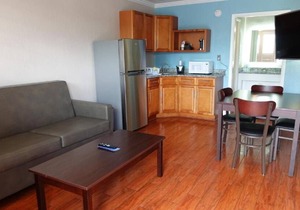 Relax and Unwind! 2 Comfortable Units, Free Breakfast & Parking! in Melbourne