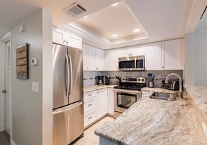 Relax in this 2-bedroom, 2-bath Bayside T Model condo in Sarasota. in Sarasota