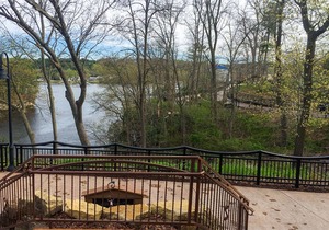 RIVERFRONT.JACUZZI tub!!.FREE Noah's Ark WATER PARK access for SUMMER!! in Wisconsin Dells