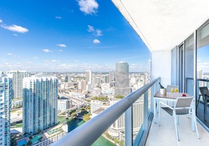 Riverwalk Access | Chic Brickell Condo