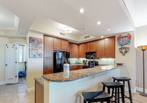 Sixth-floor condo with pool & hot tub - chairs and umbrella available for beach