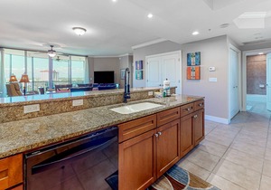 Sixth-floor condo with pool & hot tub - chairs and umbrella available for beach