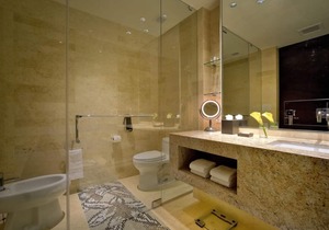 Your Next Getaway is Here! 2 Gorgeous Rooms, Outdoor Pool, Near Downtown Miami!