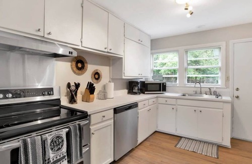 Mobile House | Central Midtown Cottage
