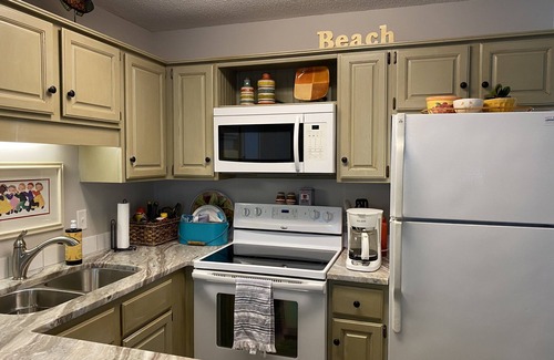 Ono Island Condo | Gulf side clean renovated two bedroom condo available fall/winter