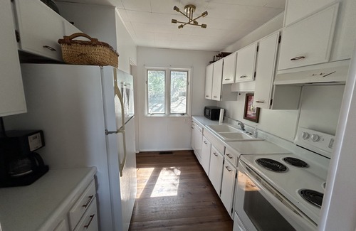 Grant House | Lake Guntersville waterfront lake house Snug Harbor- Great fishing