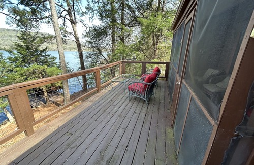 Grant House | Lake Guntersville waterfront lake house Snug Harbor- Great fishing