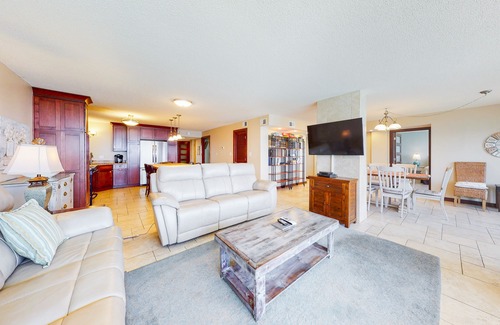Gulf Shores Condo | Penthouse condo with panoramic views, outdoor pool, & sundeck