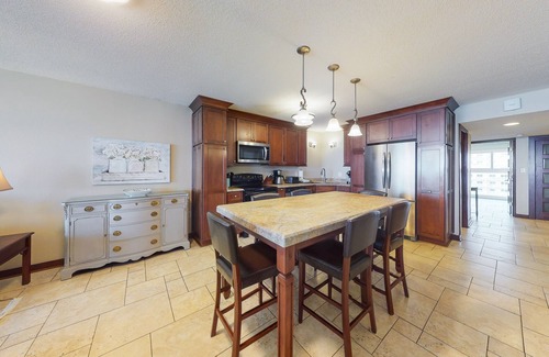 Gulf Shores Condo | Penthouse condo with panoramic views, outdoor pool, & sundeck