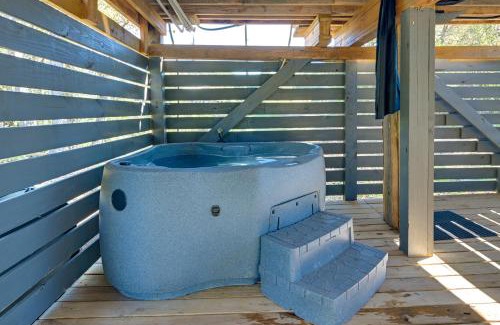 Cherokee Apartment | Pickwick Lake Cabin Private Hot Tub, Shared Perks
