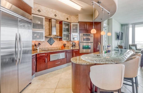 Orange Beach East Condo | Waterfront condo near beach with wet bar & shared indoor pool & hot tub