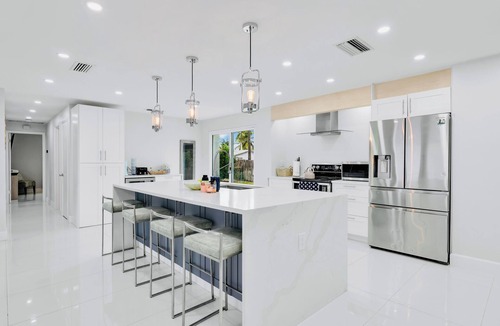Central Naples House | 1.5 miles 5 min 🚗 to beaches, King Beds, BBQ, Nintendo Switch 🎮, Pet friendly 🐶.