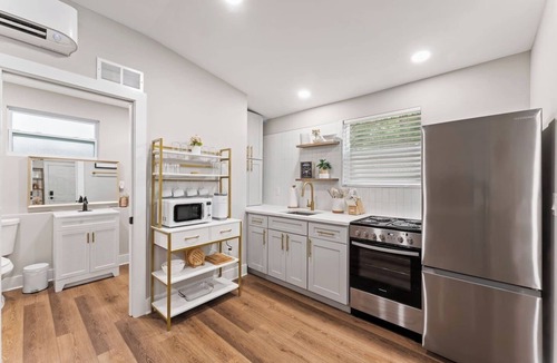 Murray Hill Apartment | 1,536 sqft | 1/1 Modern Guesthouse -7 Miles to Stadium!