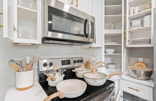 Murray Hill House | 1,536 sqft | 3/2 Modern Bungalow -7 miles to Stadium!