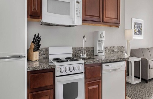 Brush - Stewarts Condo | 1 Bedroom Condo w/Kitchen, Balcony, Sleeps 4, on Daytona Beach, Ocean Walk!