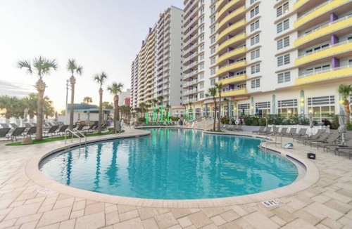 Brush - Stewarts Condo | 1 Bedroom Condo w/Kitchen, Balcony, Sleeps 4, on Daytona Beach, Ocean Walk!
