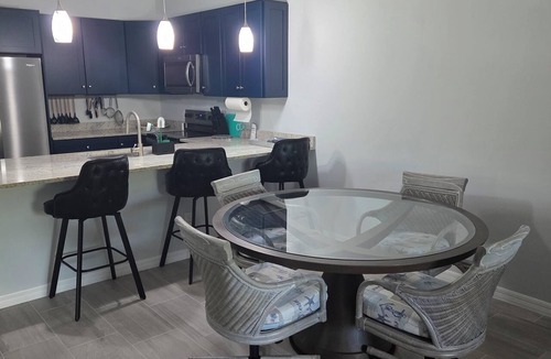 Pine Island Center Apartment | 1 floor 3bedroom 2full bathroom apartment in Bokeelia with AC 2vehicle garage