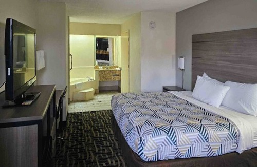 Jackson Apartment | 1 King Bed | Smoking, Micfridge