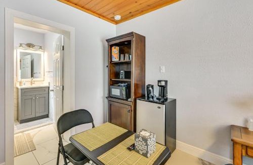 Carver City - Lincoln Gardens Apartment | 1 Mi to Midtown & Stadium! Couple's Haven in Tampa
