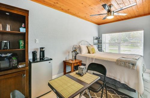Carver City - Lincoln Gardens Apartment | 1 Mi to Midtown & Stadium! Couple's Haven in Tampa