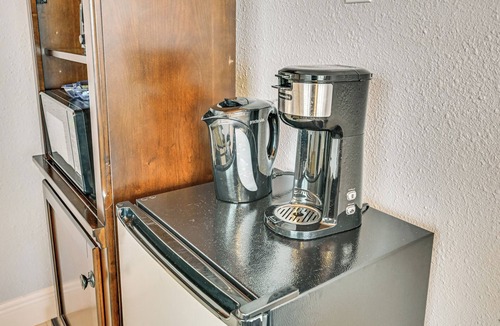 Carver City - Lincoln Gardens Apartment | 1 Mi to Midtown & Stadium! Couple's Haven in Tampa