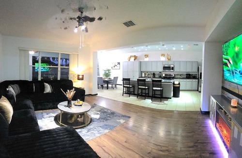 Windwood Bay House | 10 Mins to Disney. New luxury furniture. 16 guests