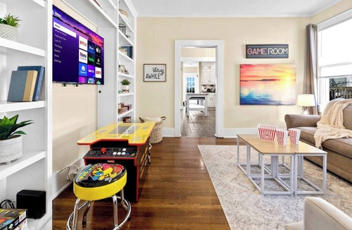 Forest Park House | 100 Year Old Southern Charmer ~HOT TUB~ Great Local