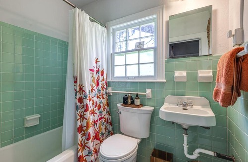 Winter Garden House | ~ 12 Mi to Disney: Downtown Winter Garden Cottage!