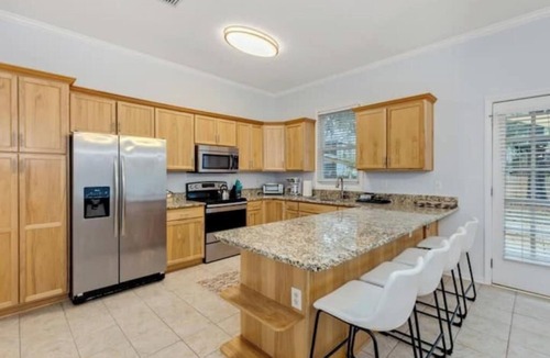 Springfield Apartment | 1413- Just Peachy, Spacious Entertaining, Arenas 1 Mile, Pet & Family Friendly