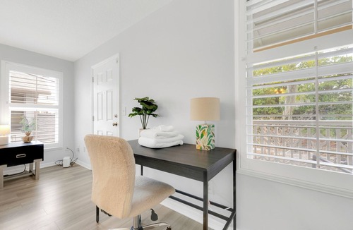 Springfield Apartment | 1413- Just Peachy, Spacious Entertaining, Arenas 1 Mile, Pet & Family Friendly