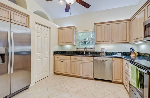 Naples Park House | 149/n from 189/n! in Sept. Naples Park, Heated Pool, Jacuzzi, close to beach !