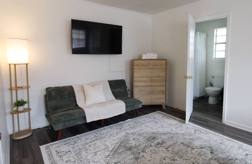 Houma House | 15% ALL OF JULY! Spacious Screened- In Porch Perfect for Group Stays