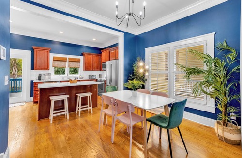 Urban Core House | 1537- Trend Setter, Entertain Your Heart Away, 1 Mile to Arenas, Pet Friendly