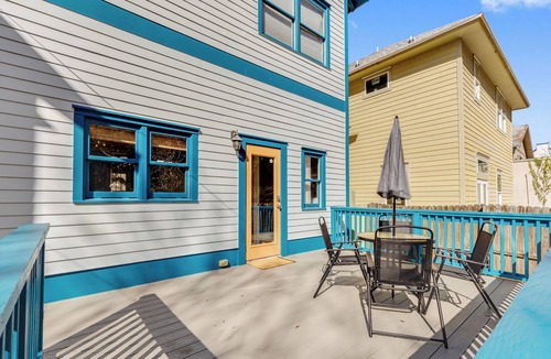 Urban Core House | 1537- Trend Setter, Entertain Your Heart Away, 1 Mile to Arenas, Pet Friendly