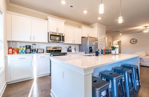 Huntsville House | 16308 Trestle LTR Cal · ☀Lakefront Retreat☀ 3000+ Sq Feet/6 Bed Home!