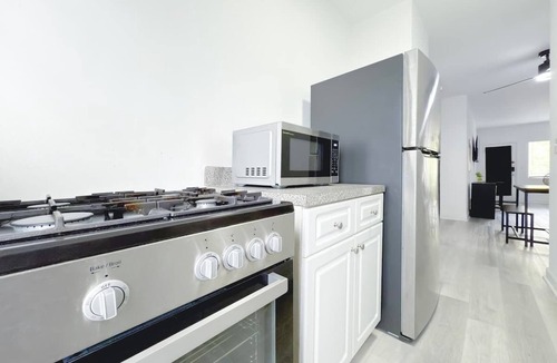 West Avenue Apartment | 1BR Miami Beach Apt with 3 Queens plus Free Parking