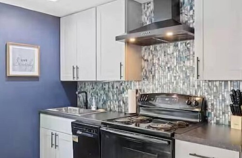 Lakeland Cottage | 2/1 Pet Friendly Spanish Cottage