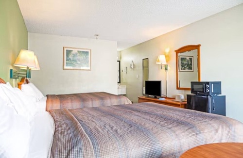 Ashburn Hotel | 2 Accommodations near Turner County Fairground | 2 Queen Beds | Free Parking