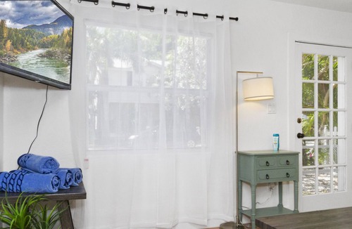 Pass-a-Grille Villa | 2 Bed/1 Bath Villa in Historic Pass-A Grille. Walk to the beach and shops!