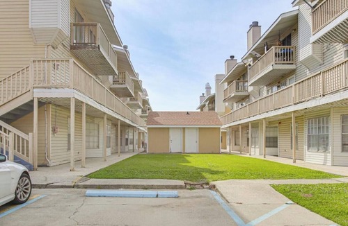 Kenner - Louis Armstrong International Airport Apartment | 2-bedroom apartment in charming Kenner with AC for relaxing stays