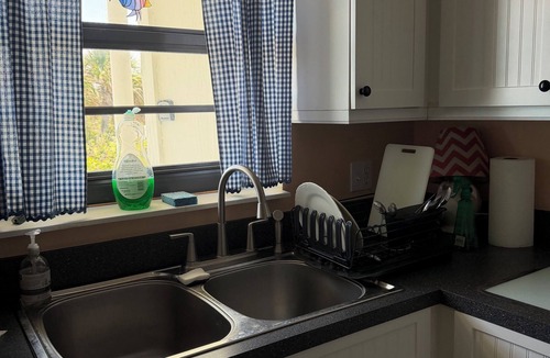 Central Beach Apartment | 2-bedroom apartment in Vero Beach with AC right on the beach with a pool