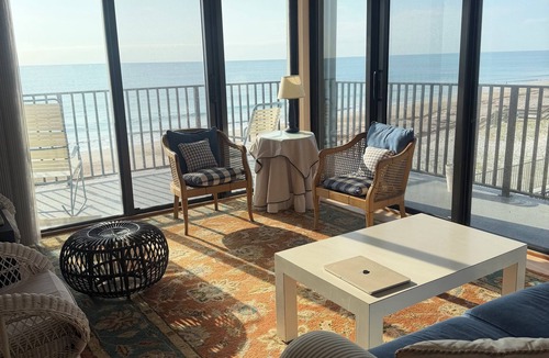 Central Beach Apartment | 2-bedroom apartment in Vero Beach with AC right on the beach with a pool