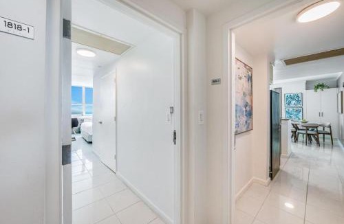 Coconut Grove Apartment | 2 bedroom Bay View Beauty in Coconut Grove- Parking for 2 cars included!