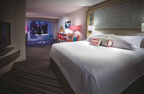 Florida Center Hotel | 2-Bedroom Suite at a 4⭐️ Hotel