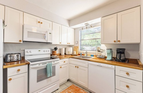 Truckland House | 2-bedroom townhome in tranquil Fort Myers close to Sanibel and Fort Myers Beach