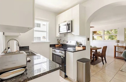 Colee Hammock Apartment | 2 BR Apartment with grill and bikes - walk to Las Olas!