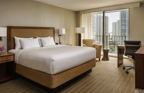 Downtown Miami Hotel | 2 Connecting Suites at a 4⭐️ Hotel