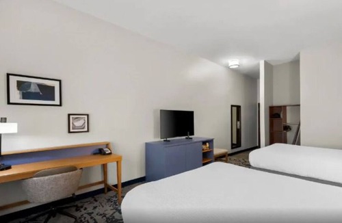 South Baton Rouge Hotel | 2 Contemporary Rooms Near Downtown Attractions w/Easy Pool Access + Breakfast