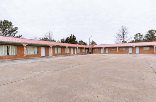 Holly Springs Apartment | 2 Full Beds | Non-Smoking