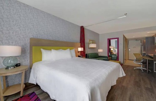 West Palm Beach Hotel | 2 King Studios w/Kitchenettes & Shuttle, 2.1mi Convention Center WPB Area